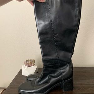 I’m selling a pair of Bandolino thigh high boots.